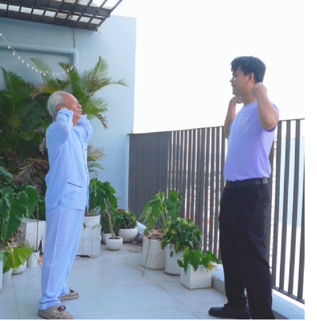 Chuyên viên hướng dẫn người cao tuổi vận động nhẹ tại nhà