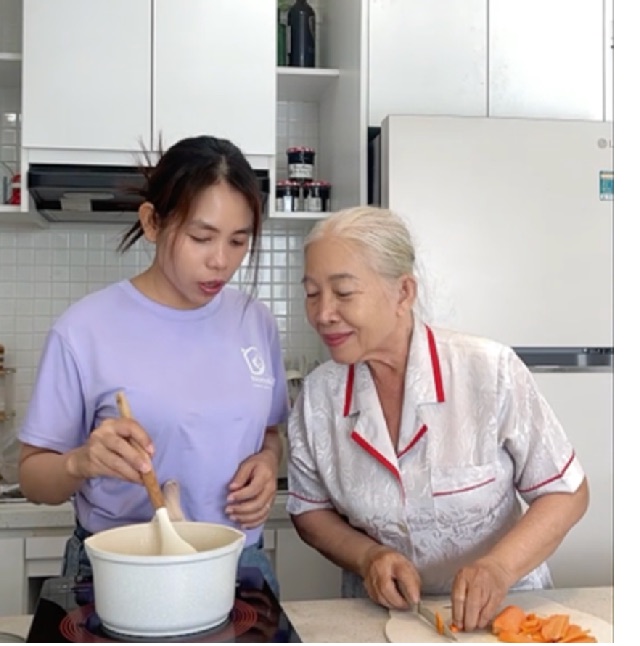 Chuyên viên cùng người cao tuổi chuẩn bị bữa ăn